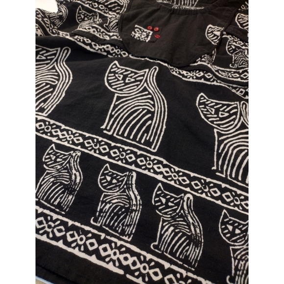 Cat print top with curved neck line - Picture 3 of 10